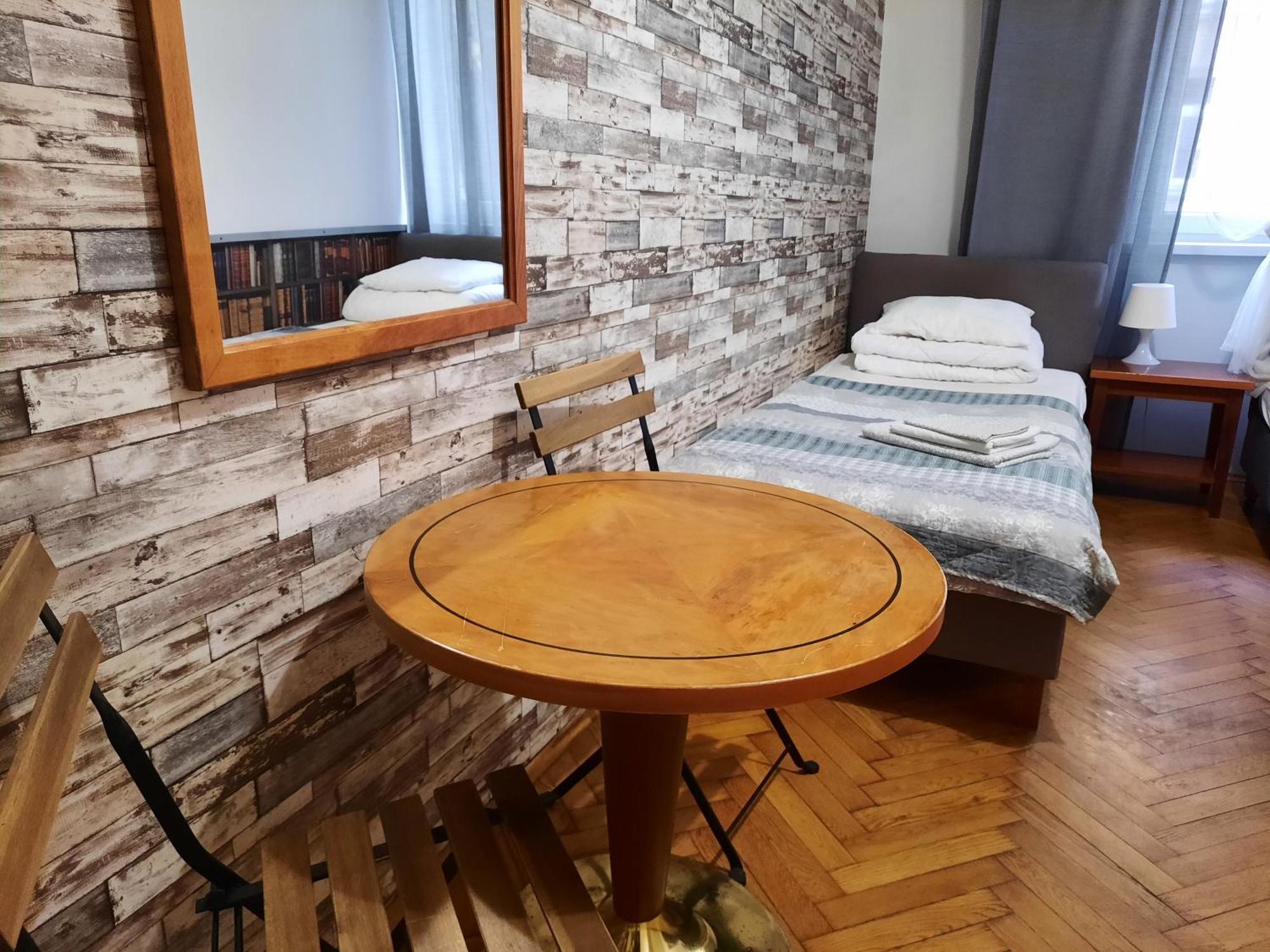 Lorf Hostel&Apartments Krakow Bagian luar foto