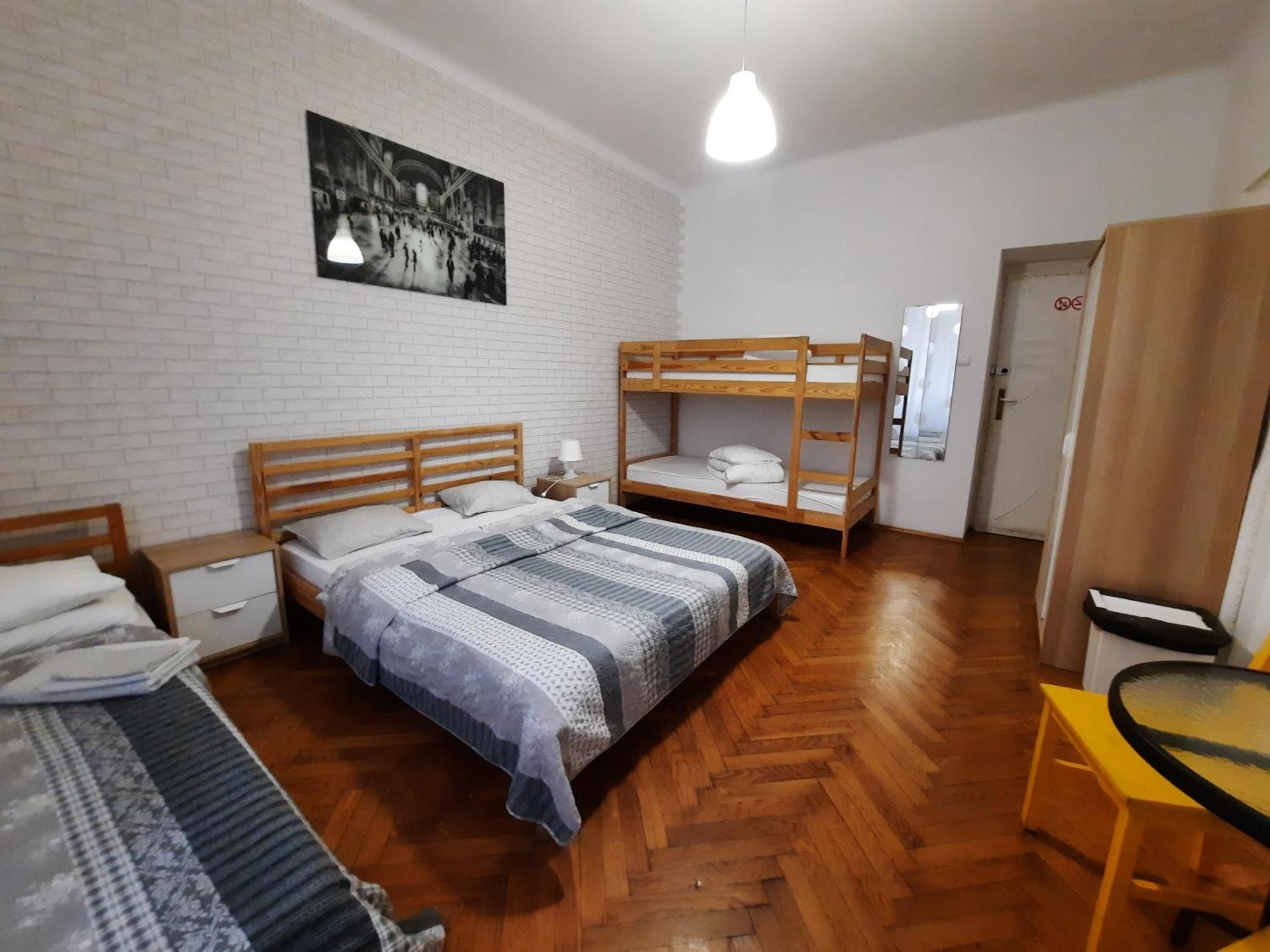 Lorf Hostel&Apartments Krakow Bagian luar foto